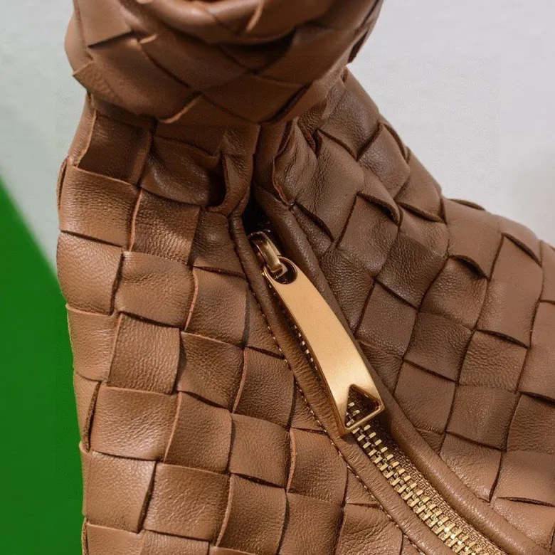 Batch 1460 BV Bottega Veneta 2022 Early Spring New Ladies Medium JODIE Handbag BV Bag 🔥The new method is to round the corners on the original basis and knot the round hobo bag with classic woven leather. The most iconic triangular pull-out design, using sheepskin draped soft shape, is super suitable for concave shapes~ Jodie feels really gentle to people, and is definitely the best item for daily matching. It has the same weave, new elements and twists, and is versatile. It is the new favorite of street style Internet celebrities! Size: 36*21*13 Model: 6697